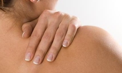 Боль под правой лопаткой причины